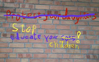 Bild einer Mauer mit Graffity darauf, die mehrfach durchgestrichen und mit Worten ergänzt wurde. Statt "protect your daughters" - educate your sons, steht da nun "stop educate your children"